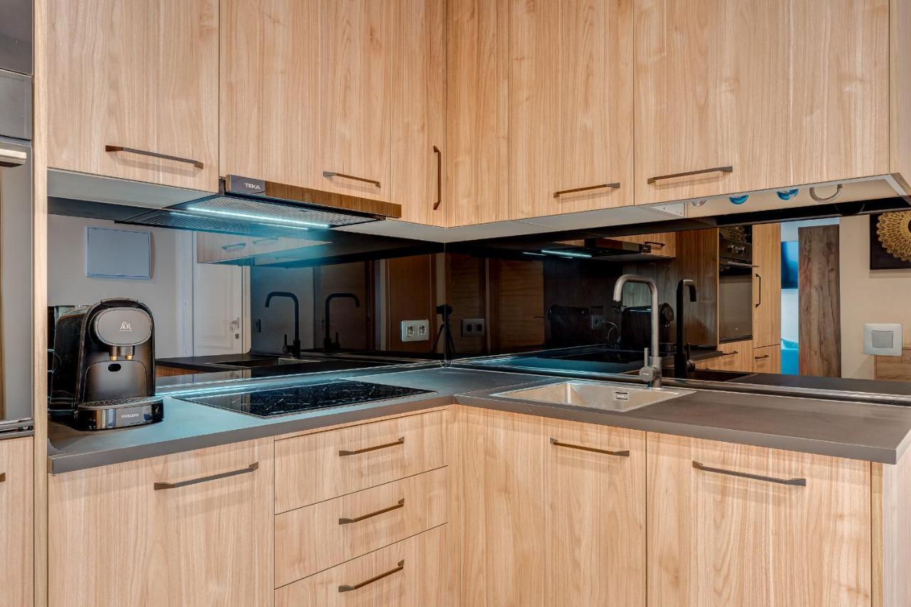 Exclusive 2bedrm Aircon 200m Apartment *
